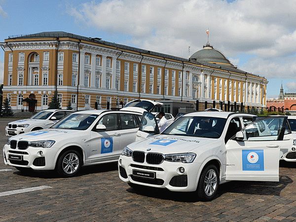 Квадратный белый автомобиль BMW