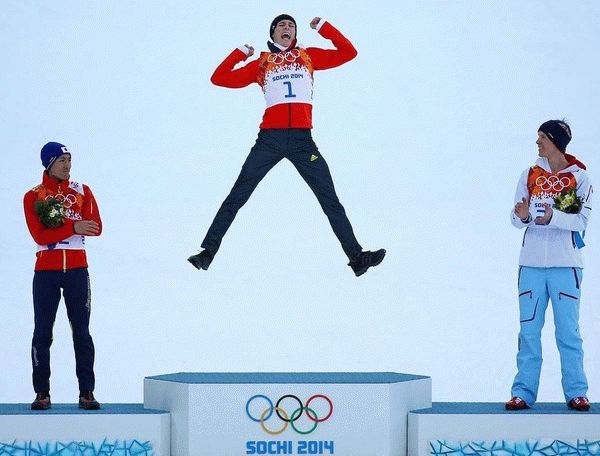 Олимпийцы прыгают на пьедестале