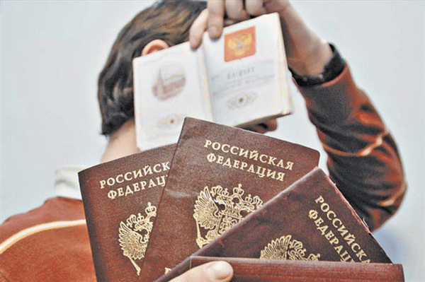 Паспорт в руке мужчины