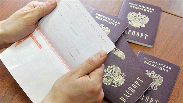 Российский паспорт в руках.
