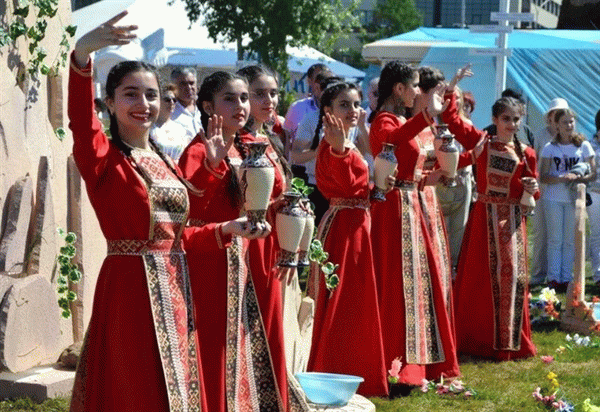 Армянская девушка в национальном костюме