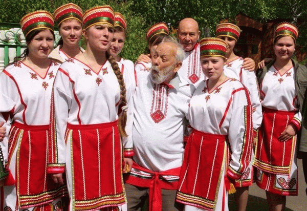 Молдавская девушка в народном костюме