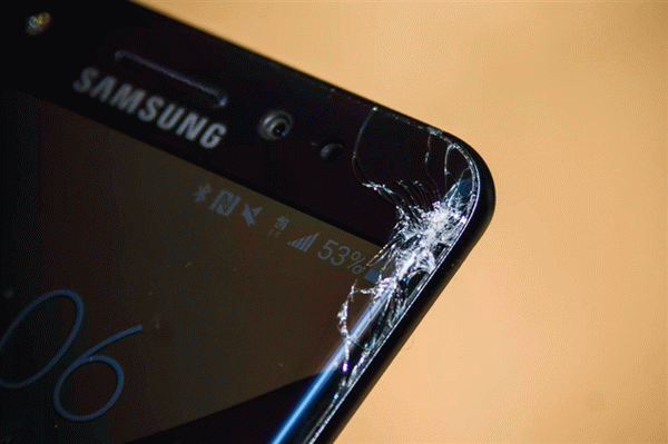 Что делать, если у смартфона треснуло стекло, но сенсор работает?