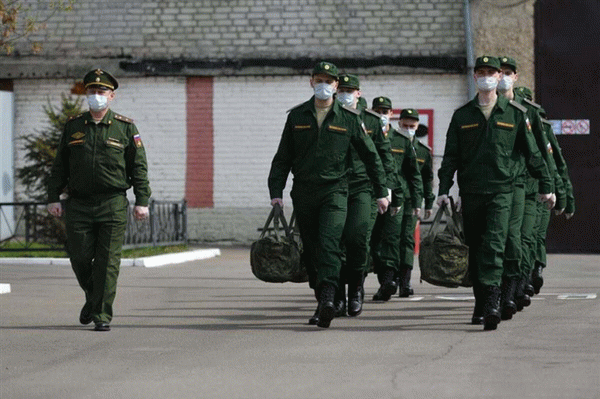 Военнослужащие не могут использовать свои служебные полномочия для отказа в исполнении воинских обязанностей по религиозным мотивам или для пропаганды отношения к религии. Религиозные объединения военнослужащих не могут создавать статьи 7(1), и 8(2) и 5) Закона 76. Право на участие в управлении государственными и общественными объединениямиВоеннослужащие имеют право избирать и выбирать органы государственной и местной власти, а также участвовать в референдумах. Кроме того, они могут быть членами общественных объединений, за исключением политических, участвовать в деятельности без прохождения военной службы и принимать участие в управлении общественными государственными организациями, занимающимися развитием спорта с участием военнослужащих и служб (статья Закона n 76-fz 9). Характер служебной деятельности и направление службы определяются квалификацией военнослужащих и необходимостью службы. Продолжительность военной службы исчисляется в общей продолжительности срока полномочий, при этом норма военной службы составляет два рабочих дня. Военнослужащие могут быть направлены на работу независимо от прохождения военной службы только в том случае, если это предусмотрено законом. Военнослужащим запрещается устраивать забастовки и приостанавливать исполнение обязанностей военной службы для решения вопросов, связанных с их исполнением (Закон N 76-ФЗ 