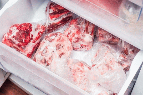 Мясо в морозильной камере