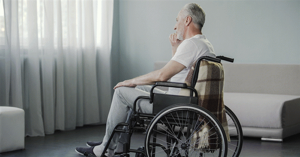 Одинокий пожилой человек в инвалидной коляске.