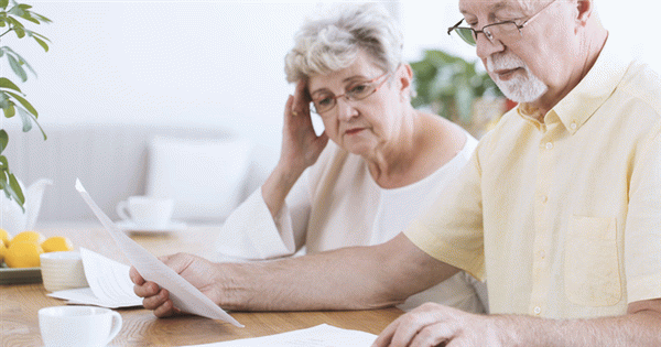 Пожилая пара собирает документы для дома престарелых
