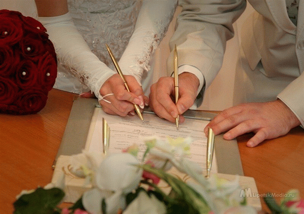 Дети, достигшие 16 лет и состоящие в браке, могут получить недвижимость в свое распоряжение. Фото: nevsedoma. com. ua